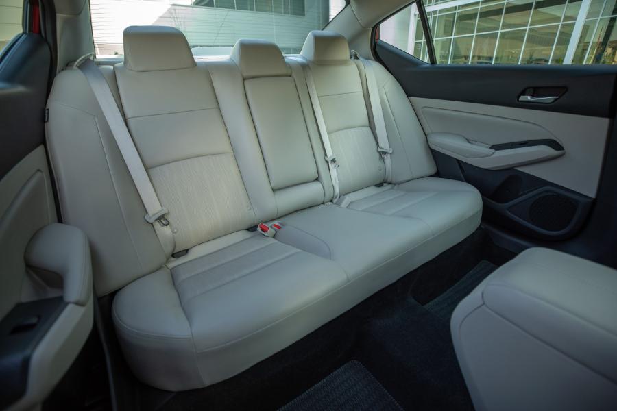Интерьер Nissan Altima Platinum Edition ONE 2018 года  (фото 17 из 25)